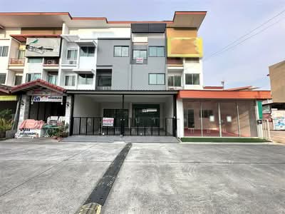 ขาย - ทาวน์โฮม 3 ชั้น 33 ตร.ว. ทาวน์โฮม ใกล้ตลาดถนอมมิตร ถนนวัชรพล (ถนอมมิตร), กรุงเทพ