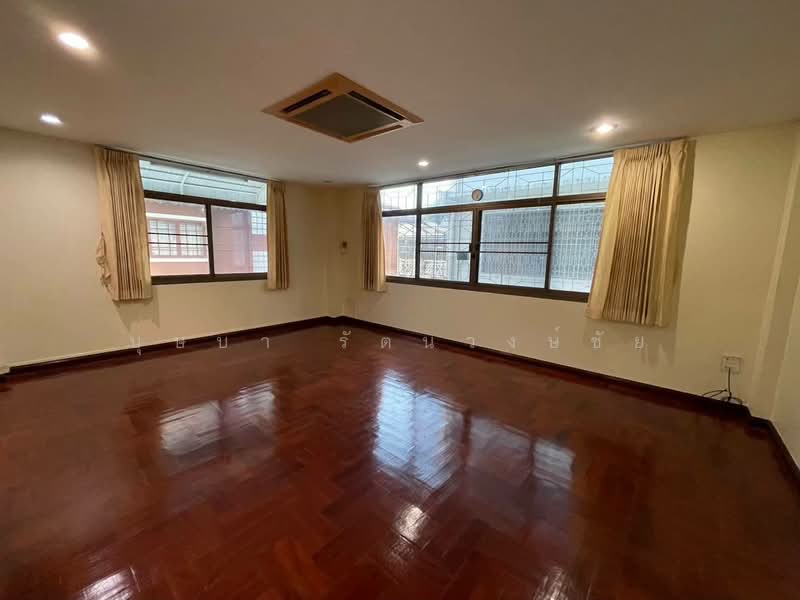 ทำเลซ.นนทรี 5 ให้เช่าทาวน์เฮ้าส์ 3 ชั้น มุม บ้านพร้อมอยู่ พื้นที่ใช้สอยเยอะ ระเบียงกว้าง, Bangkok, นนทรี, Chong Nonsi, Yan Nawa, Bangkok, 4 Bedrooms, 250 sqm, Townhouse For Rent, by บุษบา รัตนวงษ์ชัย, 500272479 - DDproperty.com