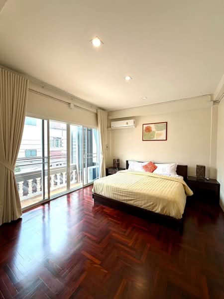 เลี้ยงสัตว์ได้ ทำเล BTS พระโขนง ให้เช่าทาวน์โฮม 3 ชั้น มุม ซ.สุขุมวิท 46 บ้านสวย เฟอร์ครบ พร้อมอยู่, Bangkok, สุขุมวิท, Phra Kanong, Khlong Toei, Bangkok, 5 Bedrooms, 400 sqm, Townhouse For Rent, by บุษบา รัตนวงษ์ชัย, 500272776 - DDproperty.com