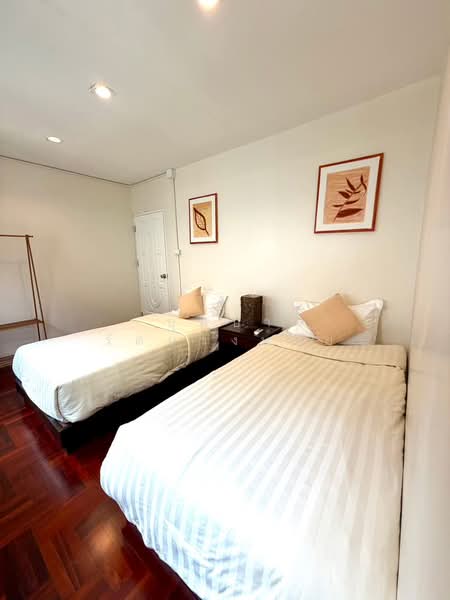 เลี้ยงสัตว์ได้ ทำเล BTS พระโขนง ให้เช่าทาวน์โฮม 3 ชั้น มุม ซ.สุขุมวิท 46 บ้านสวย เฟอร์ครบ พร้อมอยู่, Bangkok, สุขุมวิท, Phra Kanong, Khlong Toei, Bangkok, 5 Bedrooms, 400 sqm, Townhouse For Rent, by บุษบา รัตนวงษ์ชัย, 500272776 - DDproperty.com