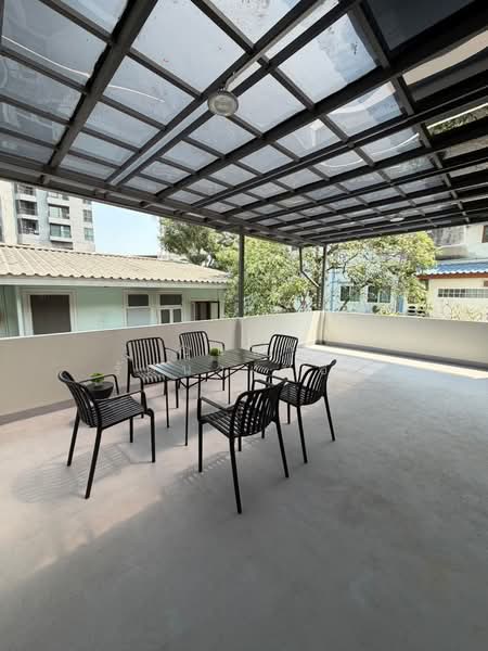 เลี้ยงสัตว์ได้ ทำเล BTS พระโขนง ให้เช่าทาวน์โฮม 3 ชั้น มุม ซ.สุขุมวิท 46 บ้านสวย เฟอร์ครบ พร้อมอยู่, Bangkok, สุขุมวิท, Phra Kanong, Khlong Toei, Bangkok, 5 Bedrooms, 400 sqm, Townhouse For Rent, by บุษบา รัตนวงษ์ชัย, 500272776 - DDproperty.com