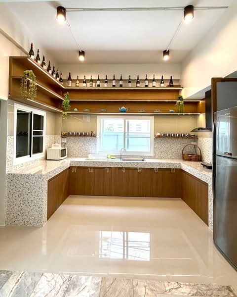 เลี้ยงสัตว์ได้ ทำเล BTS พระโขนง ให้เช่าทาวน์โฮม 3 ชั้น มุม ซ.สุขุมวิท 46 บ้านสวย เฟอร์ครบ พร้อมอยู่, Bangkok, สุขุมวิท, Phra Kanong, Khlong Toei, Bangkok, 5 Bedrooms, 400 sqm, Townhouse For Rent, by บุษบา รัตนวงษ์ชัย, 500272776 - DDproperty.com