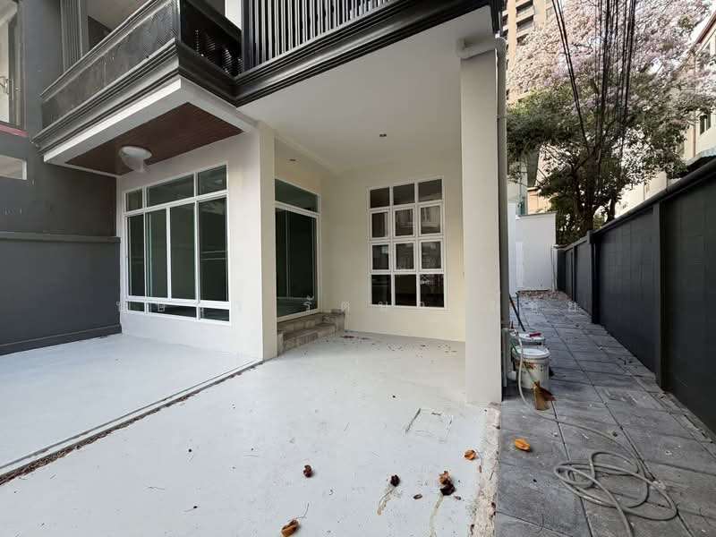 เลี้ยงสัตว์ได้ ทำเล BTS พระโขนง ให้เช่าทาวน์โฮม 3 ชั้น มุม ซ.สุขุมวิท 46 บ้านสวย เฟอร์ครบ พร้อมอยู่, Bangkok, สุขุมวิท, Phra Kanong, Khlong Toei, Bangkok, 5 Bedrooms, 400 sqm, Townhouse For Rent, by บุษบา รัตนวงษ์ชัย, 500272776 - DDproperty.com