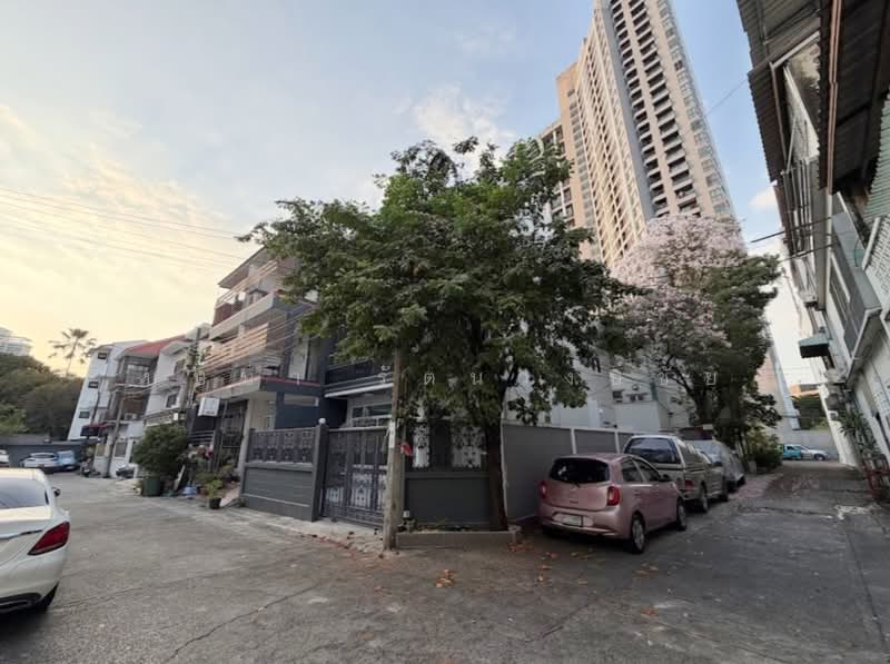 เลี้ยงสัตว์ได้ ทำเล BTS พระโขนง ให้เช่าทาวน์โฮม 3 ชั้น มุม ซ.สุขุมวิท 46 บ้านสวย เฟอร์ครบ พร้อมอยู่, Bangkok, สุขุมวิท, Phra Kanong, Khlong Toei, Bangkok, 5 Bedrooms, 400 sqm, Townhouse For Rent, by บุษบา รัตนวงษ์ชัย, 500272776 - DDproperty.com