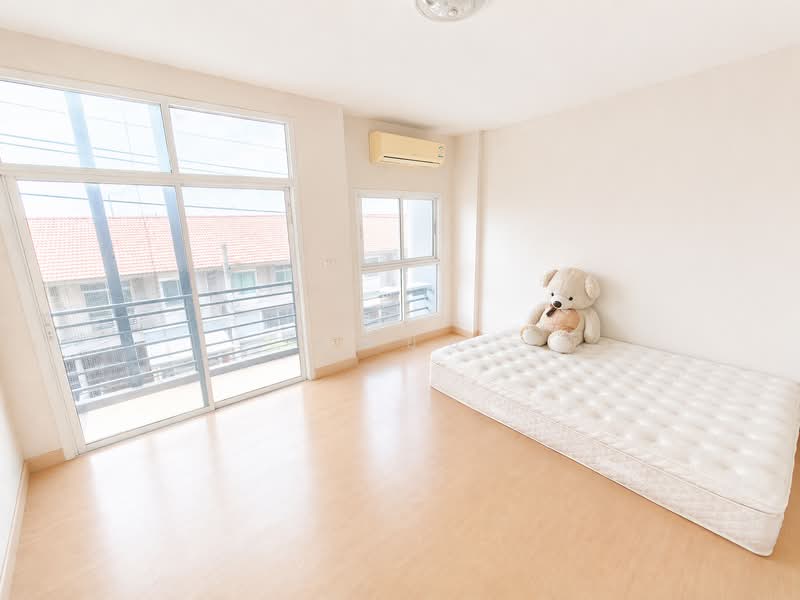 A 3-Storey Townhome That’s More Than Just a Home! Live in it or run your business, Bangkok, Bang Chun, Khlong Sam Wa, Bangkok, 3 Bedrooms, 181 sqm, Townhouse For Sale, by คุณยุ้ย, 500272852 - DDproperty.com