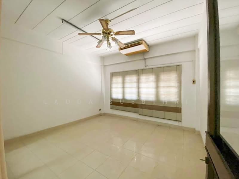 Sinthorn Happyland, Bangkok, Khlong Chan, Bang Kapi, Bangkok, 3 Bedrooms, 288 sqm, Townhouse For Sale, by Ladda Suebthai, 500273208 - DDproperty.com