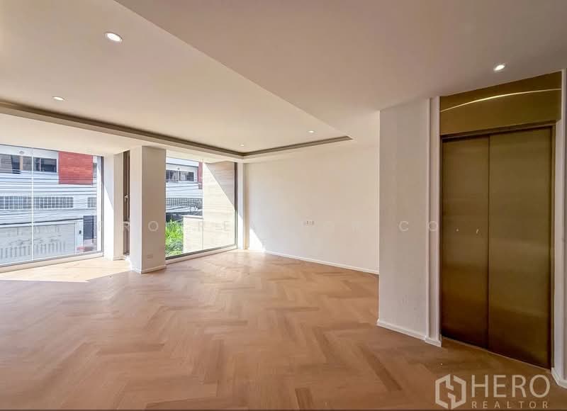 For Rent Luxury Home Office BTS Phra Khanong Bangkok HRE00659, Bangkok, สุขุมวิท, Phra Kanong Nua, Watthana, Bangkok, 5 Bedrooms, 547 sqm, Townhouse For Rent, by Hero Realtor Co., Ltd., 500273580 - DDproperty.com
