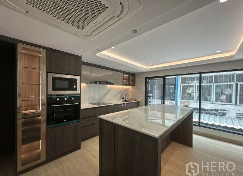 For Rent Home Office 4 floors 300 sqm near BTS Phra Khanong in Watthana Bangkok HRE00569, Bangkok, Phra Kanong Nua, Watthana, Bangkok, , 300 sqm, Office Space For Rent, by Hero Realtor Co., Ltd., 500273608 - DDproperty.com