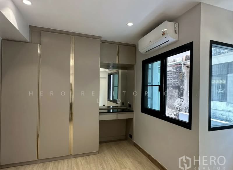 For Rent Home Office 4 floors 300 sqm near BTS Phra Khanong in Watthana Bangkok HRE00569, Bangkok, Phra Kanong Nua, Watthana, Bangkok, , 300 sqm, Office Space For Rent, by Hero Realtor Co., Ltd., 500273608 - DDproperty.com