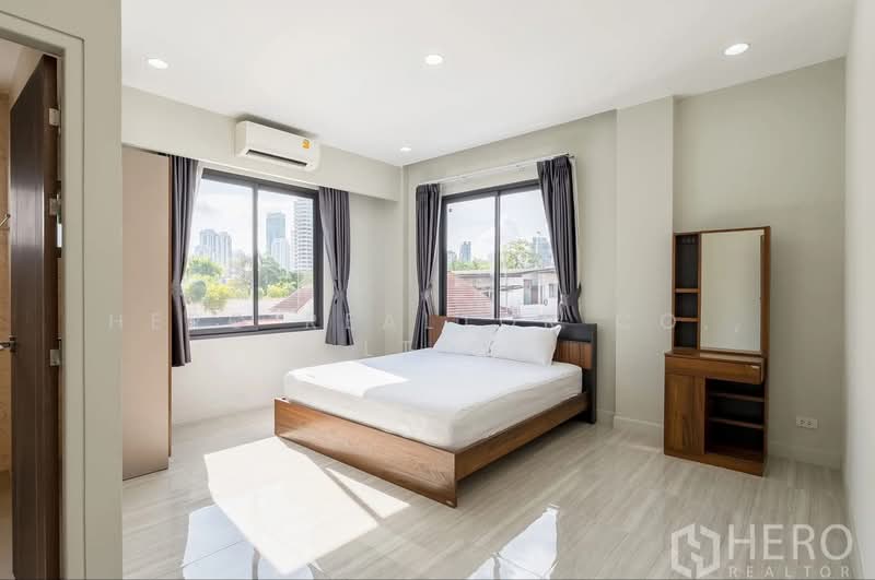 For Rent Town House/Home Office 240 sqm in Khlong Toei BTS Thonglor Bangkok HRE00651, Bangkok, Khong Tan, Khlong Toei, Bangkok, 5 Bedrooms, 240 sqm, Townhouse For Rent, by Hero Realtor Co., Ltd., 500273728 - DDproperty.com
