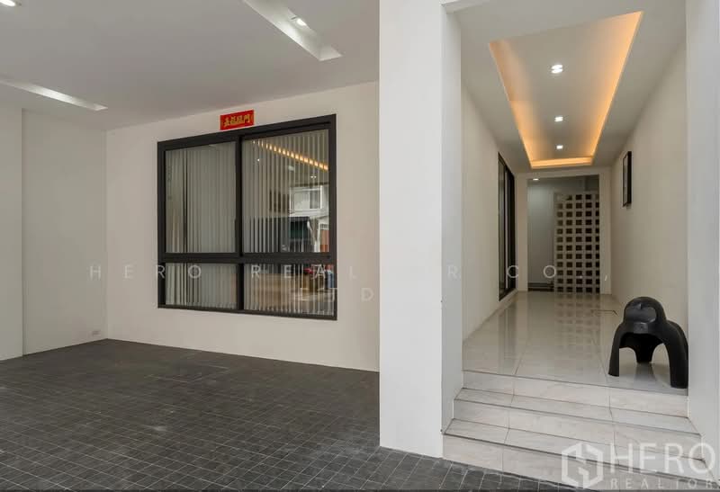 For Rent Town House/Home Office 240 sqm in Khlong Toei BTS Thonglor Bangkok HRE00651, Bangkok, Khong Tan, Khlong Toei, Bangkok, 5 Bedrooms, 240 sqm, Townhouse For Rent, by Hero Realtor Co., Ltd., 500273728 - DDproperty.com