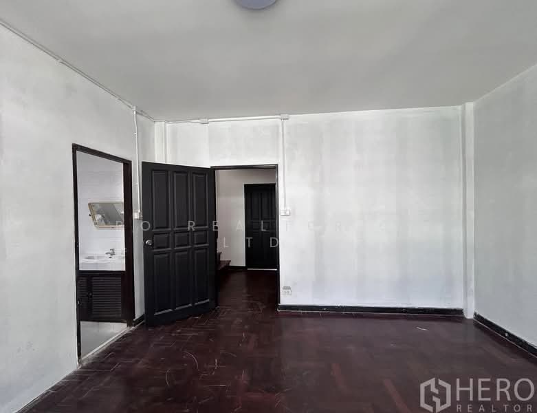 For Rent Home Office BTS Phrom Phong in Watthana Bangkok HRE00650, Bangkok, สุขุมวิท, Khlong Tan Nua, Watthana, Bangkok, , 260 sqm, Shophouse For Rent, by Hero Realtor Co., Ltd., 500273815 - DDproperty.com