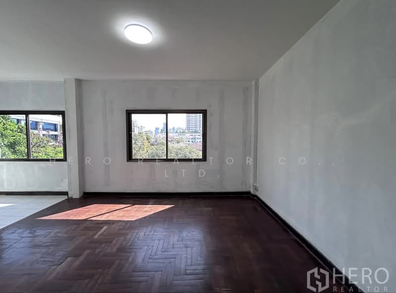 For Sale Home Office near BTS Phrom Phong in Watthana HRE00650, Bangkok, สุขุมวิท, Khlong Tan Nua, Watthana, Bangkok, , 260 sqm, Shophouse For Sale, by Hero Realtor Co., Ltd., 500273881 - DDproperty.com