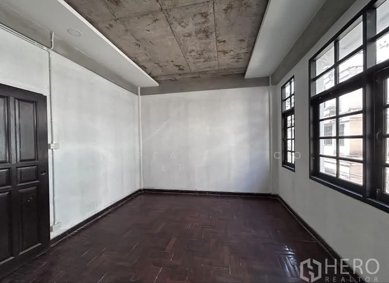 For Sale Home Office near BTS Phrom Phong in Watthana HRE00650, Bangkok, สุขุมวิท, Khlong Tan Nua, Watthana, Bangkok, , 260 sqm, Shophouse For Sale, by Hero Realtor Co., Ltd., 500273881 - DDproperty.com