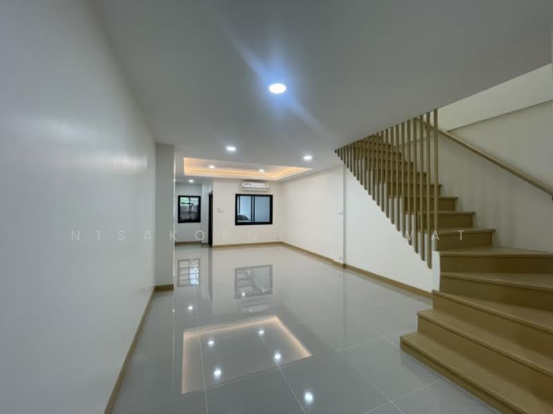 ให้เช่า - ทาวน์เฮ้าส์ 2-ห้องนอน, กรุงเทพ