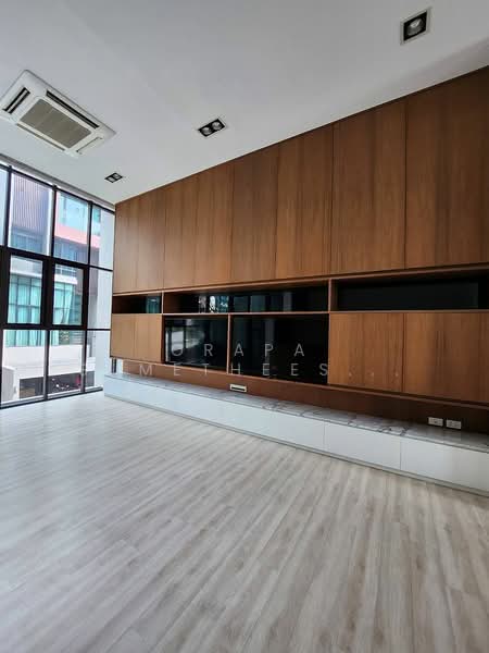 3-BR Townhouse, Bangkok, Khlong Tan Nua, Watthana, Bangkok, 3 Bedrooms, 350 sqm, Townhouse For Rent, by Orapa Sumetheesirisakul, 500275346 - DDproperty.com