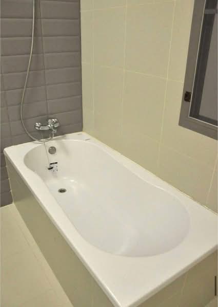 Modern Town, Bangkok, Ekamai Road, Khlong Tan Nua, Watthana, Bangkok, 3 Bedrooms, 380 sqm, Condo For Rent, by Vichai  Annavakulthorn, 500275410 - DDproperty.com