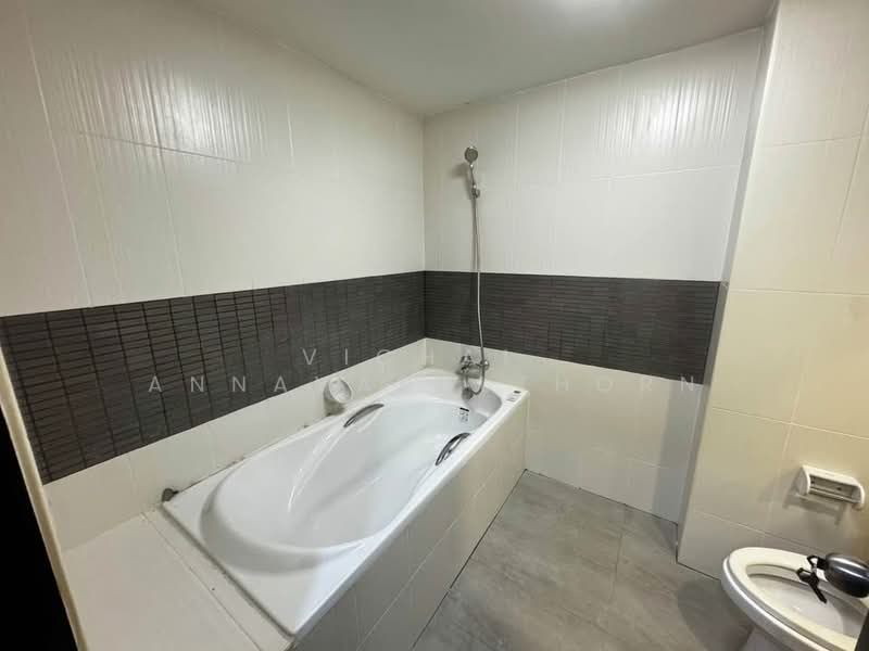 Le Cosi Ekamai 28, Bangkok, Sukhumvit, Khlong Tan Nua, Watthana, Bangkok, 3 Bedrooms, 144 sqm, Condo For Rent, by Vichai  Annavakulthorn, 500275517 - DDproperty.com