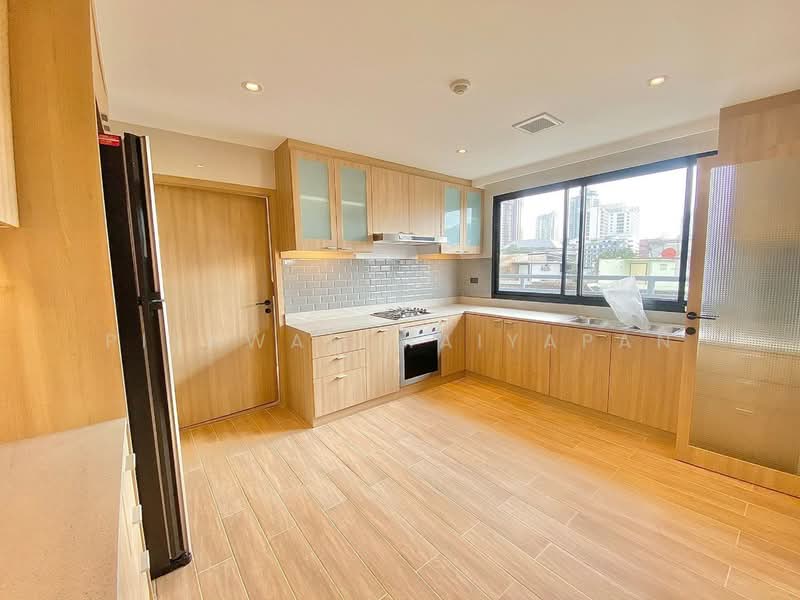 Silver Hill Residence, Bangkok, 98 Sukhumvit 65, Phra Kanong Nua, Watthana, Bangkok, 3 Bedrooms, 250 sqm, Apartment For Rent, by Piyawan Maiyapan, 500275722 - DDproperty.com