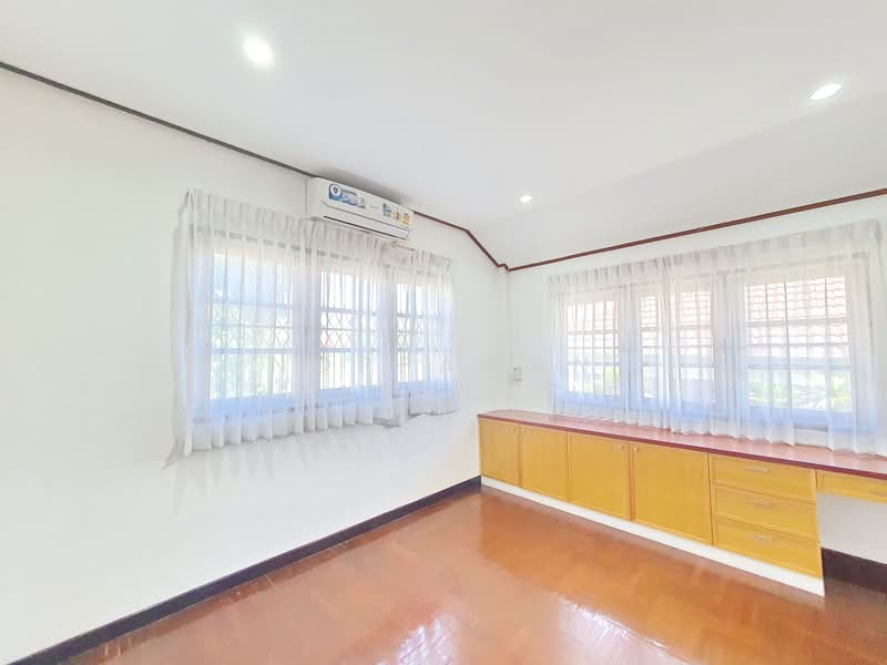 ให้เช่า บ้านเดี่ยว 2 ชั้น ถนนเทิดพระเกียรติ ใกล้ช่างชุ่ย, Nonthaburi, Wat Chalo, Bang Kruai, Nonthaburi, 3 Bedrooms, 250 sqm, Single Detached House For Rent, by Noppawan Ruangdech, 500276293 - DDproperty.com