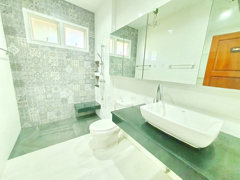 ให้เช่า บ้านเดี่ยว 2 ชั้น ถนนเทิดพระเกียรติ ใกล้ช่างชุ่ย, Nonthaburi, Wat Chalo, Bang Kruai, Nonthaburi, 3 Bedrooms, 250 sqm, Single Detached House For Rent, by Noppawan Ruangdech, 500276293 - DDproperty.com