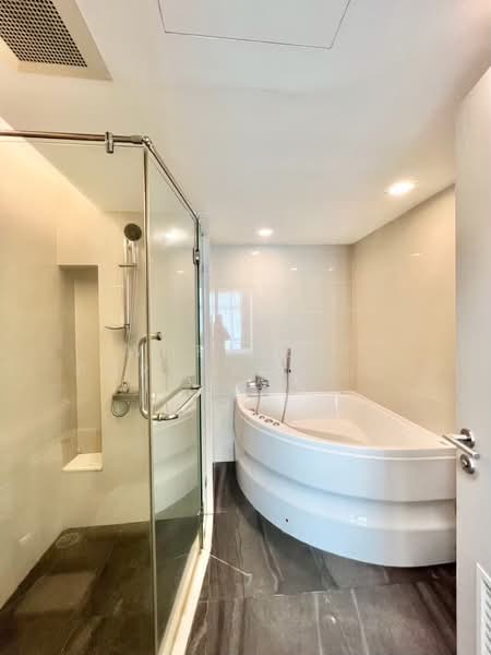 Focus Ploenchit, Bangkok, Soi Sukhumvit 2, Khlong Toei, Khlong Toei, Bangkok, 2 Bedrooms, 70 sqm, Condo For Sale, by Worazett pornpatpulkasaim, 500276430 - DDproperty.com