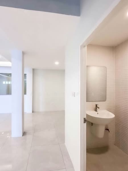 For Sale: Newly Renovated 4-Story Home Office, Baan Klang Muang Rama 9 - Ladprao (SPSAD3959), Bangkok, Phlapphla, Wang Thonglang, Bangkok, 4 Bedrooms, 260 sqm, Townhouse For Sale, by Agent Pla, 500276655 - DDproperty.com