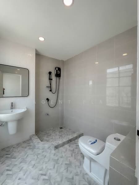 For Sale: Newly Renovated 4-Story Home Office, Baan Klang Muang Rama 9 - Ladprao (SPSAD3959), Bangkok, Phlapphla, Wang Thonglang, Bangkok, 4 Bedrooms, 260 sqm, Townhouse For Sale, by Agent Pla, 500276655 - DDproperty.com