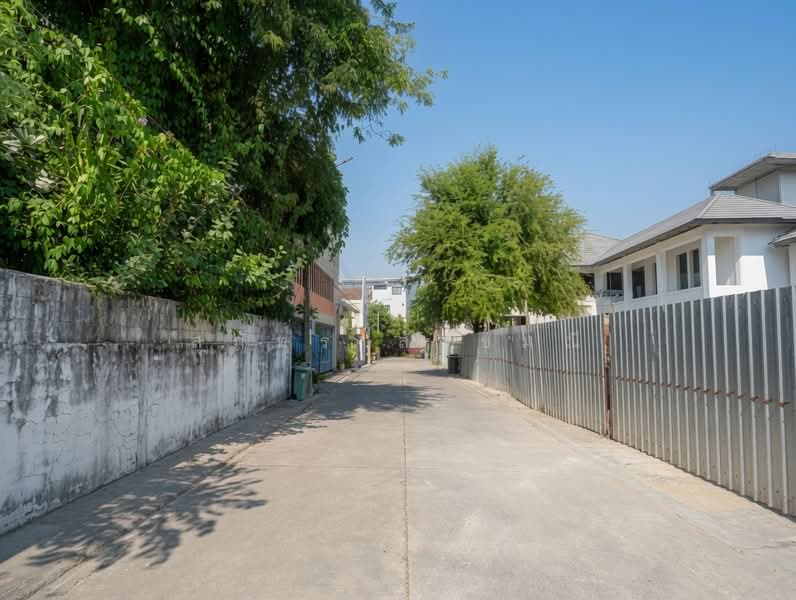 Spacious Land with Large House for Sale in Suan Luang – Prime Corner Lot on Main Road, Bangkok, Suan Luang, Bangkok, , 568 sqm, Land For Sale, by สุภัทร สังขมณี, 500277643 - DDproperty.com