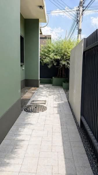 Rent หมู่บ้านสราญสิริ ศรีวารี, Samut Prakan, Bang Chalong, Bang Plee, Samut Prakan, 4 Bedrooms, 240 sqm, Single Detached House For Rent, by Forty-Six Real Estate Group, 500277893 - DDproperty.com