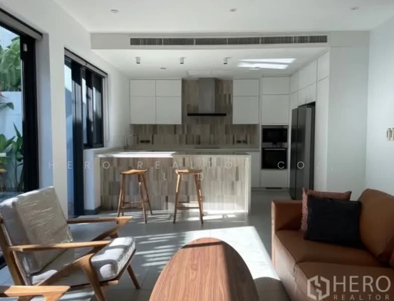 For Rent Detached House with Private Pool Sukhumvit 49 in Watthana Bangkok HRE00619, Bangkok, สุขุมวิท, Khlong Tan Nua, Watthana, Bangkok, 4 Bedrooms, 430 sqm, Single Detached House For Rent, by Hero Realtor Co., Ltd., 500279375 - DDproperty.com