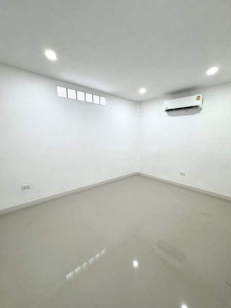 For Rent: Townhome near BTS On Nut (400 meters) (SPSSR198, Bangkok, สุขุมวิท, Phra Kanong, Khlong Toei, Bangkok, 2 Bedrooms, 140 sqm, Townhouse For Rent, by Khun Poon, 500279512 - DDproperty.com