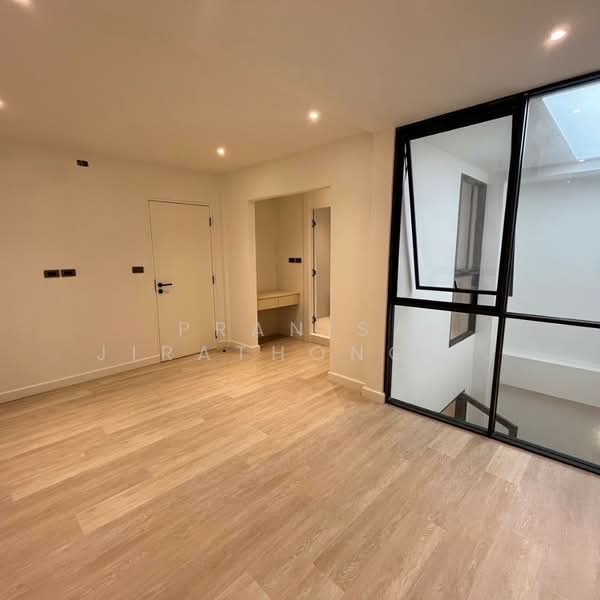 ทาวน์โฮม ถนนสุขุมวิท71 ซอยปรีดีพนมยงค์ 14 แยก 8, Bangkok, Phra Kanong Nua, Watthana, Bangkok, 2 Bedrooms, 170 sqm, Semi-Detached House (Twin House) For Rent, by Pranisa Jirathongpoon, 500280890 - DDproperty.com