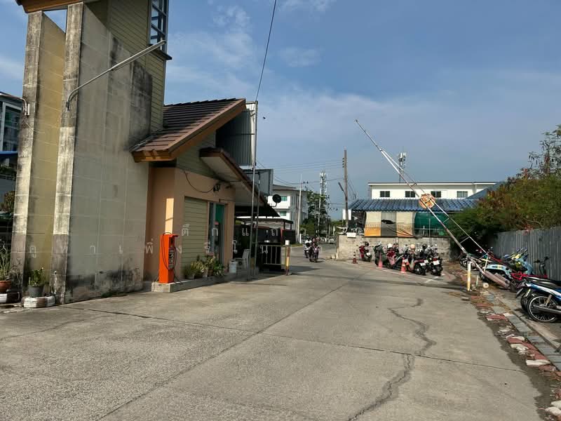 Newly Renovated! Ideal for business, retail shops, or rental investment., Chon Buri (Pattaya), Na Pa, Muang Chon Buri, Chon Buri (Pattaya), 8 Bedrooms, 160 sqm, Townhouse For Sale, by ตึกแถว 2 คูหาเพิ่งรีโนเวท หมู่บ้าน แฟมิลี่แลนด์ นาป่า, 500281017 - DDproperty.com