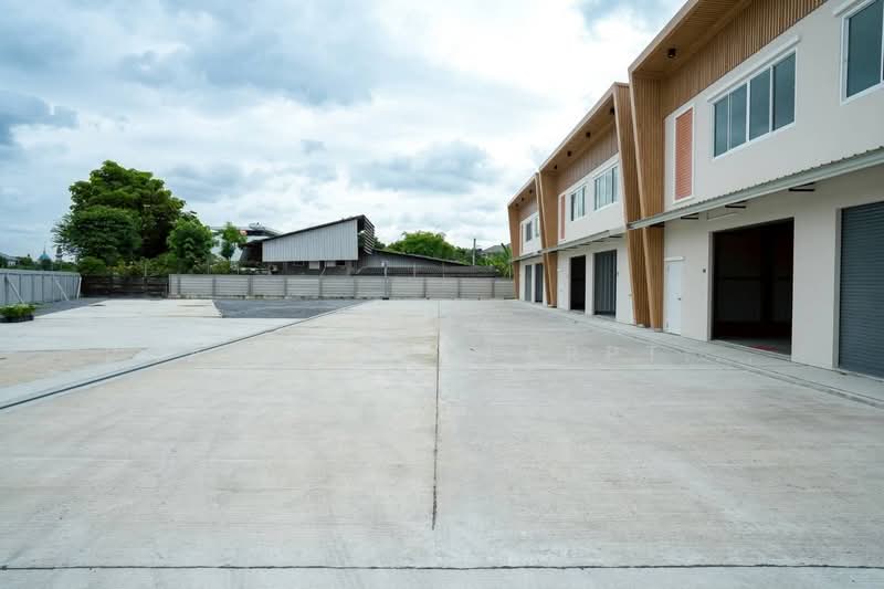 For Rent - Rental warehouse with Office of Sukhumvit 77 On Nut 51 located near Srinuch BTS Skytrain., Bangkok