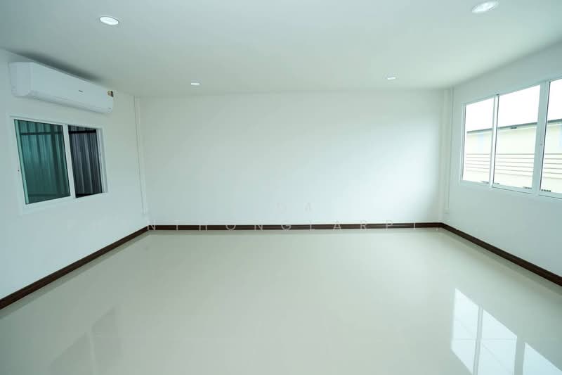 For Rent - Rental warehouse with Office of Sukhumvit 77 On Nut 51 located near Srinuch BTS Skytrain., Bangkok