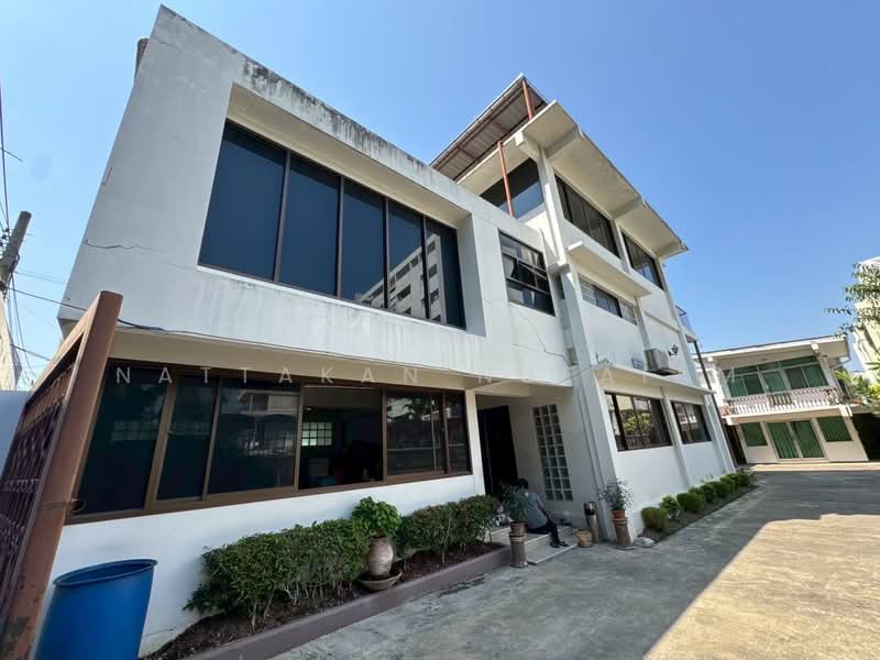 ที่ดินพร้อมโฮมออฟฟิศ 168 ตรวา ใจกลางทองหล่อ–เอกมัย 12 เพียง 100 เมตรถึงถนนใหญ่, Bangkok, Khlong Tan Nua, Watthana, Bangkok, , 672 sqm, Land For Sale, by Nattakan nueaiam, 500281821 - DDproperty.com