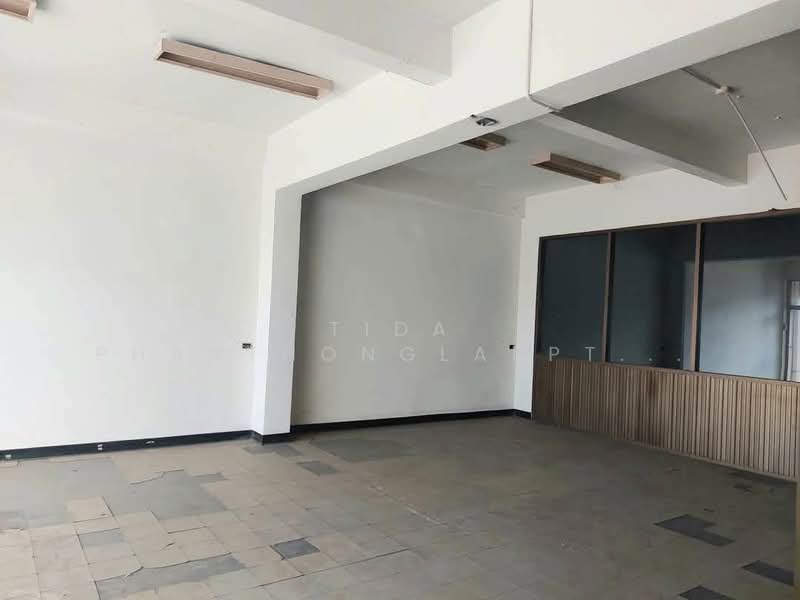 Rent a standalone office building next to Sukhumvit Road. There is a parking lot near BTS bearing., Samut Prakan, Samrong Nua, Muang Samut Prakarn, Samut Prakan, , 1,000 sqm, Office Space For Rent, by Tida phanthonglarptawee, 500281942 - DDproperty.com