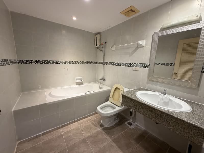 Royal Castle Sukhumvit, Bangkok, 30 Soi Sukhumvit 39, Khlongtoei Nua, Watthana, Bangkok, 3 Bedrooms, 165 sqm, Condo For Sale, by Jirayu Chaiyawattanasiri, 500282741 - DDproperty.com