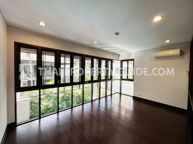 Modern Compound House with Private Space | Perfect for Expat Families, Bangkok, Khlong Toei, Khlong Toei, Bangkok, 4 Bedrooms, 800 sqm, Single Detached House For Rent, by Khun Nita, 500283345 - DDproperty.com