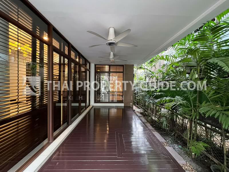 Modern Compound House with Private Space | Perfect for Expat Families, Bangkok, Khlong Toei, Khlong Toei, Bangkok, 4 Bedrooms, 800 sqm, Single Detached House For Rent, by Khun Nita, 500283345 - DDproperty.com
