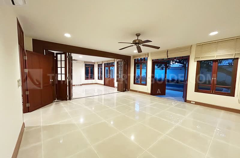 Large Detached House for Rent | Perfect for Families in Ekkamai, Bangkok, Khlong Tan Nua, Watthana, Bangkok, 4 Bedrooms, 600 sqm, Single Detached House For Rent, by Khun Nita, 500283412 - DDproperty.com