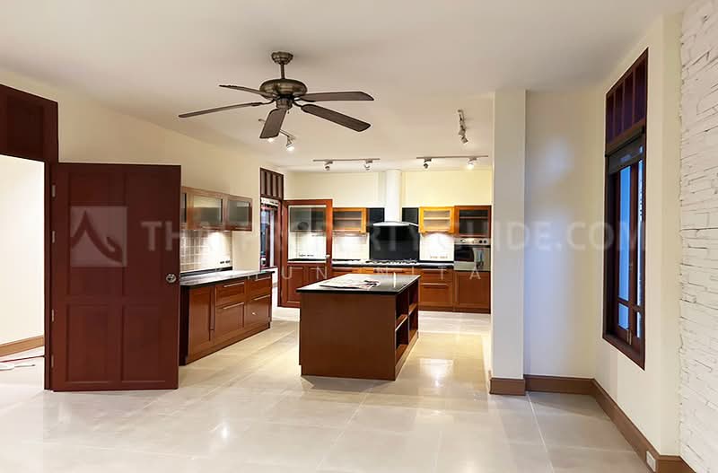 ให้เช่า - Large Detached House for Rent | Perfect for Families in Ekkamai, กรุงเทพ