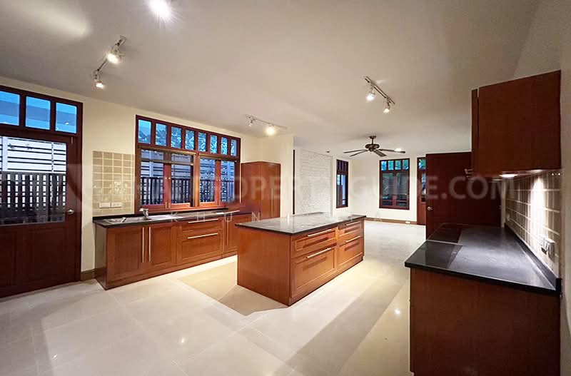 ให้เช่า - Large Detached House for Rent | Perfect for Families in Ekkamai, กรุงเทพ