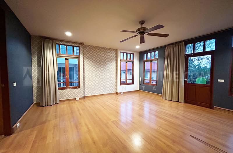 Large Detached House for Rent | Perfect for Families in Ekkamai, Bangkok, Khlong Tan Nua, Watthana, Bangkok, 4 Bedrooms, 600 sqm, Single Detached House For Rent, by Khun Nita, 500283412 - DDproperty.com