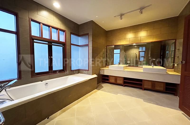 Large Detached House for Rent | Perfect for Families in Ekkamai, Bangkok, Khlong Tan Nua, Watthana, Bangkok, 4 Bedrooms, 600 sqm, Single Detached House For Rent, by Khun Nita, 500283412 - DDproperty.com
