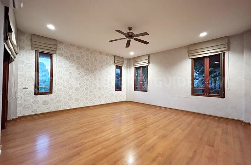 Large Detached House for Rent | Perfect for Families in Ekkamai, Bangkok, Khlong Tan Nua, Watthana, Bangkok, 4 Bedrooms, 600 sqm, Single Detached House For Rent, by Khun Nita, 500283412 - DDproperty.com