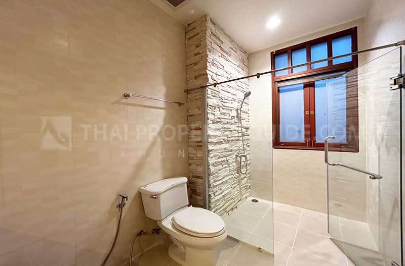 ให้เช่า - Large Detached House for Rent | Perfect for Families in Ekkamai, กรุงเทพ