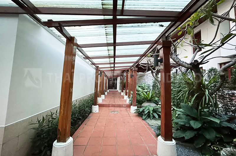 ให้เช่า - Large Detached House for Rent | Perfect for Families in Ekkamai, กรุงเทพ