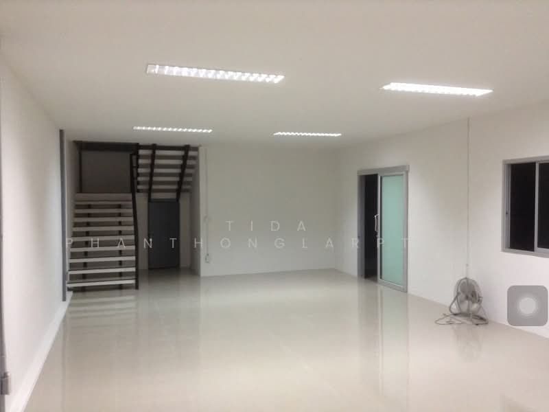 For Rent - Rental warehouse with office of Klongchan Bangkapi near Ramintra-Acharong express near motorway., Bangkok
